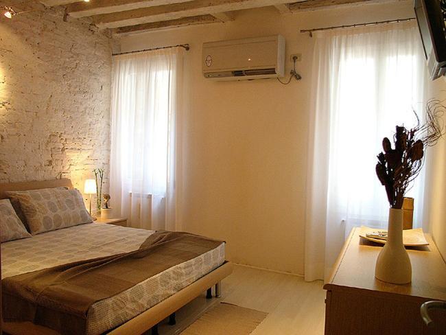 Venetian Apartments Room photo